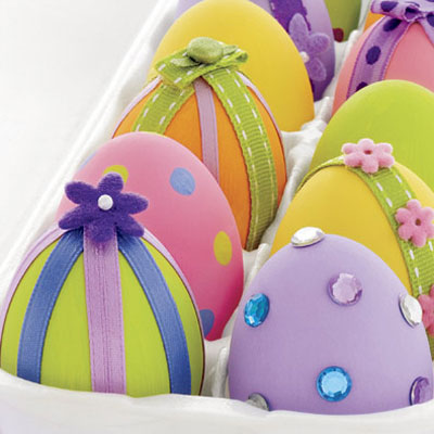 Великденски яйца с панделки и камъни