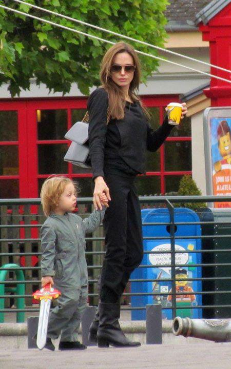 Анджелина Джоли в небрежен черен панталон и сако в Леглоленд, Бъркшайр в Англия