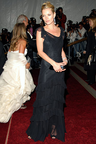 Кейт Мос в елегантна дълга рокля с волани собствен дизайн за Topshop
