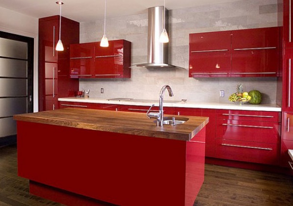 Червена кухня с кухненски остров
