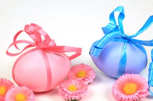Великденски яйца в бебешко синьо и розово с панделки