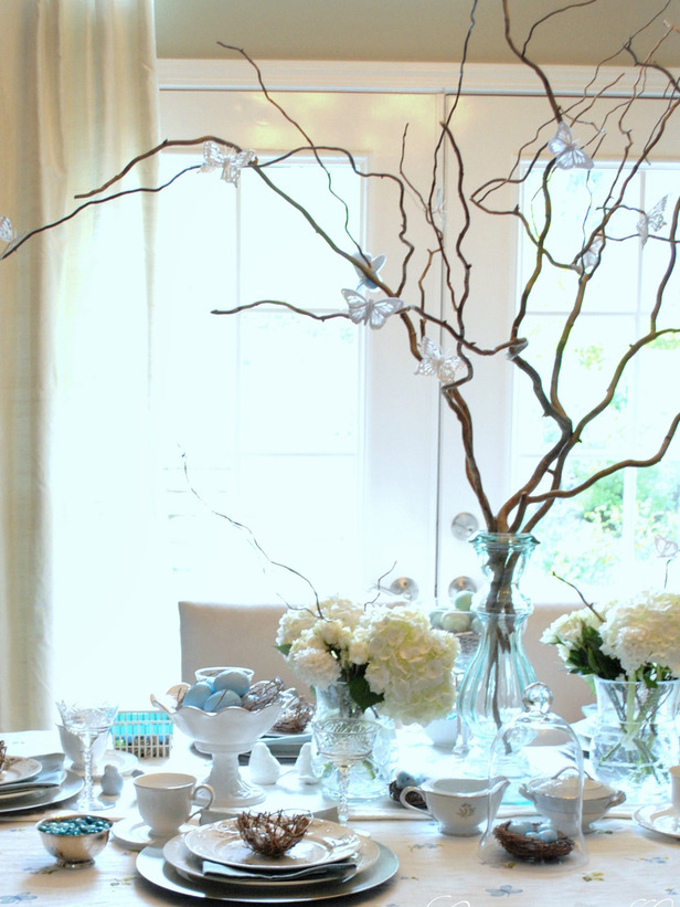 Празнична украса на масата за Великден с бели цветя и клонки