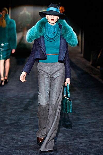 Панталон с ръб, син пуловер и синьо сако с кожена яка Gucci Есен-Зима 2011