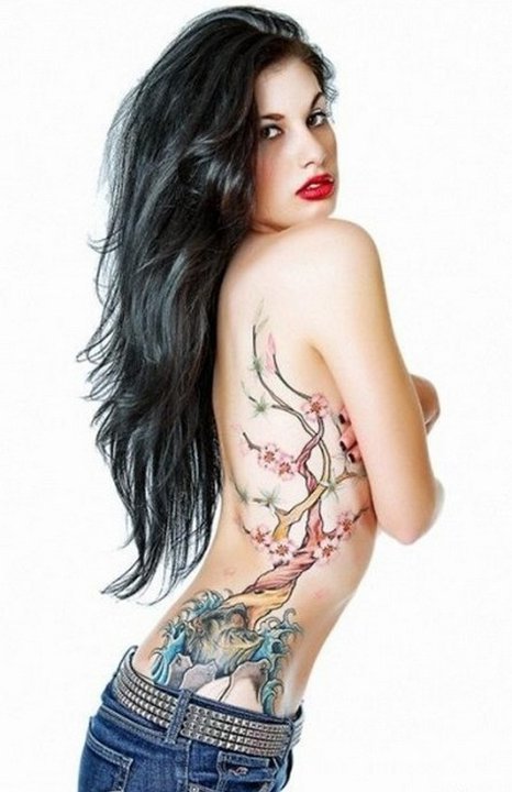 Голяма цветна татуировка дърво с цветя