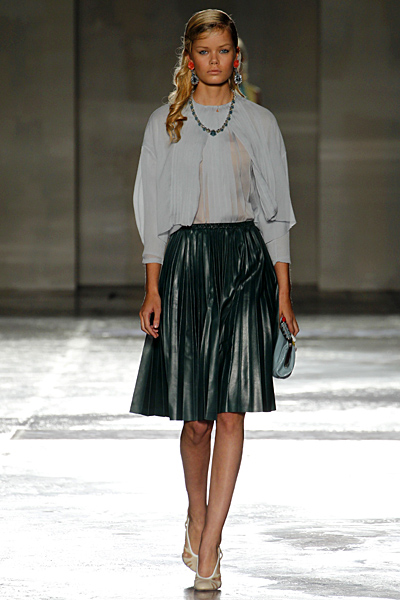 Разкроена кожена пола със сива риза Prada Пролет-Лято 2012