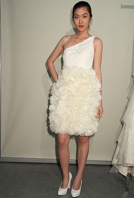 Къса булчинска рокля с едно рамо с надиплена пола E. Lebron пролет 2012