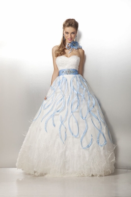 Бални рокли 2012 принцеса в бяло със сини елементи 2012
