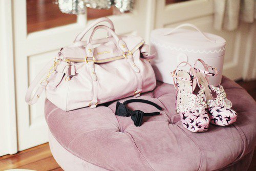 Чанта бледо розова кожа и розови обувки с лястовици