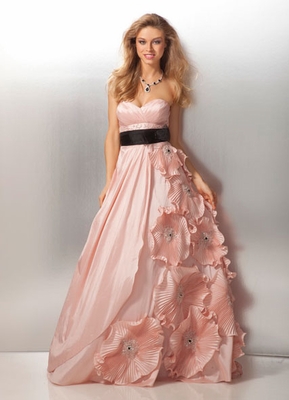 Дълга бална рокля бледо розова с черен колан с големи цветя 2012