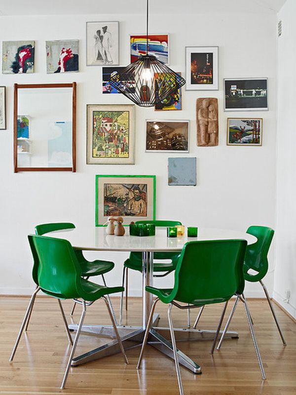 Интериор за малка трапезария с бяла кръгла маса и зелени столове
