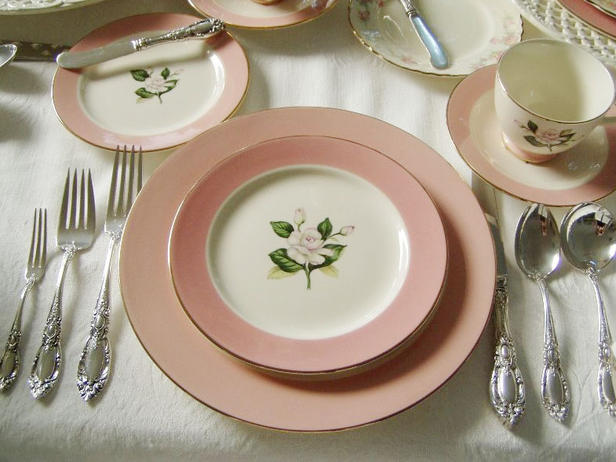Великденска маса с красиви пролетни чинии