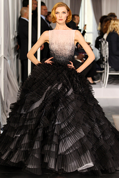 Бална рокля с бежова горна част и черна пола на волани Haute Couture на Dior за Пролет-Лято 2012