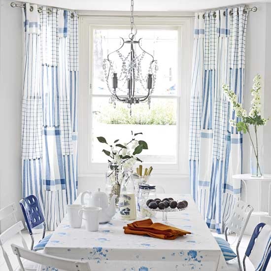 Декорация за дневната в синьо и бяло