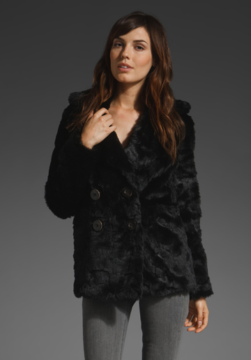 Късо черно палто лицева кожа с големи копчета Juicy Couture зима 2011 2012