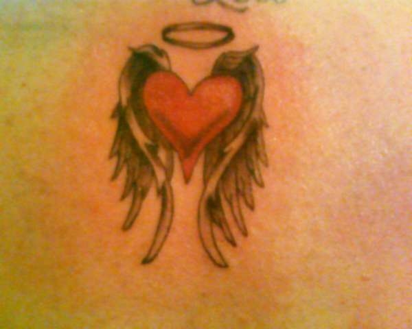 Татуировка сърце с ореол и крила