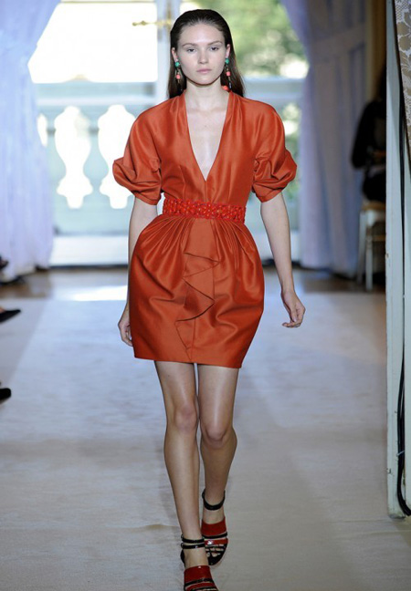 Къса рокля с остро деколте, оранжева кожа Аndrew Gn пролет 2012
