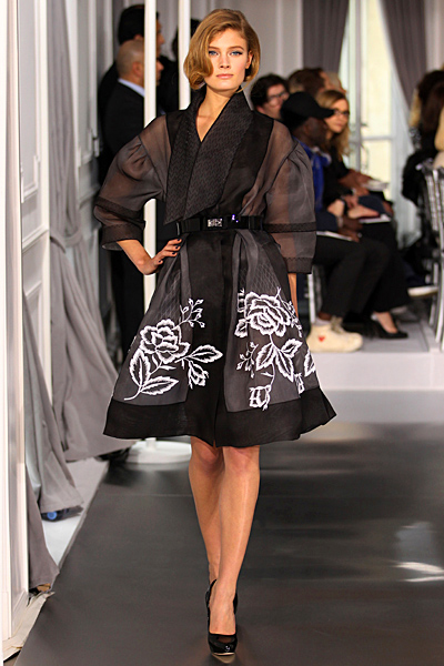 Ефирна черна разкроена рокля с бяла бродерия Haute Couture на Dior за Пролет-Лято 2012
