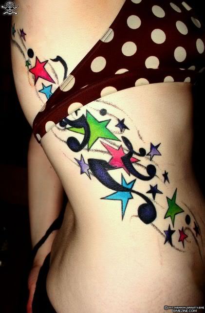 Цветна татуировка със звезди и ноти