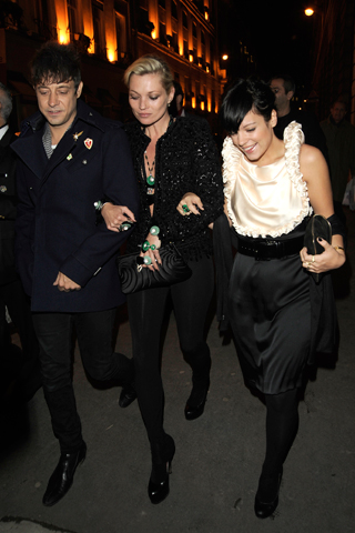Кейт Мос в черен клин панталон и фешън сако с Джейми Хинс и Лили Алън