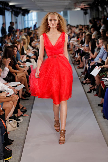 Фамозна червена рокля с остро деколте и широка пола Оscar de la Renta пролет 2012