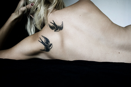 Татуировка две лястовички на гърба