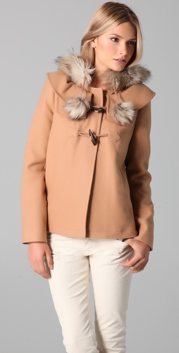 Късо бежово палто с пухена яка и помпони Juicy Couture зима 2011 2012