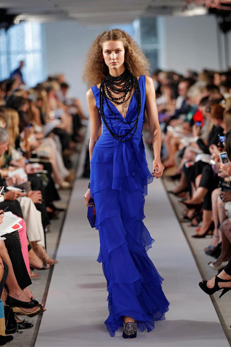 Дълга рокля на волани в турско синьо Оscar de la Renta пролет 2012