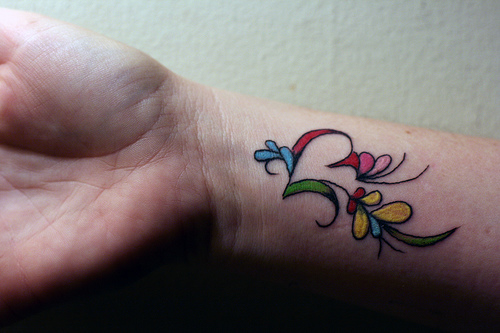 Стилизирано сърце цветно - татуировка на китката