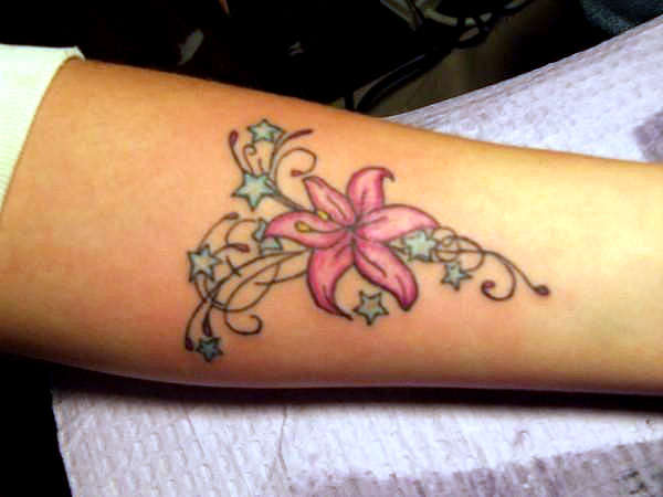 Стилизирани цветя - татуировка на китката