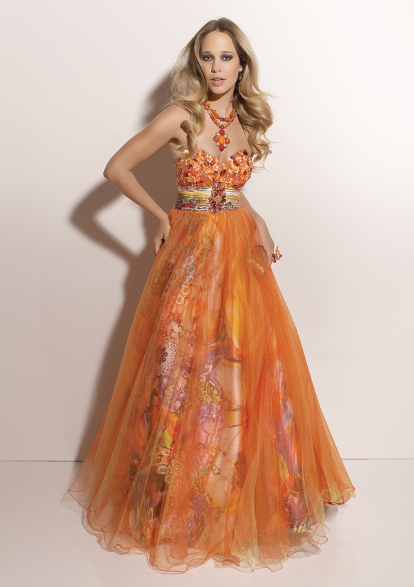 Оранжева дълга рокля без презрамки с рисунки за бал 2012