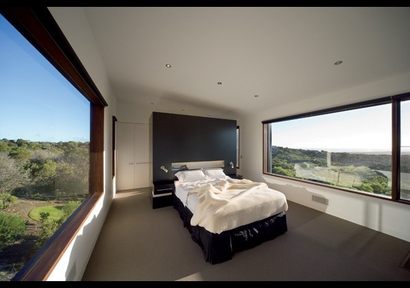 модерна спалня с панорамни прозорци