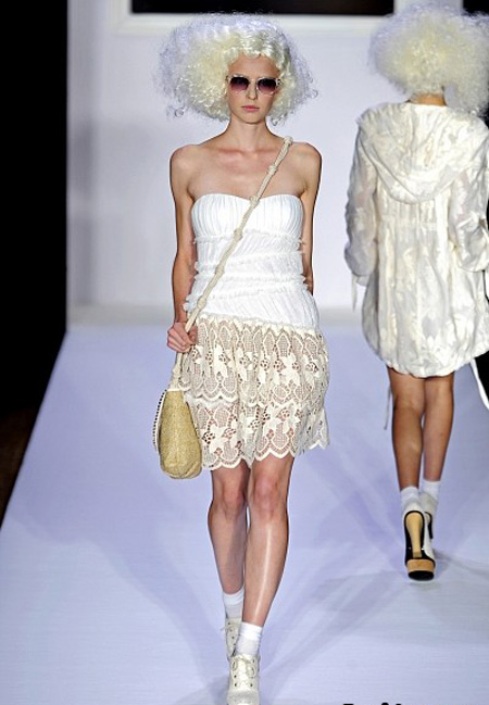 Снежно бяла рокля без презрамки с пола от дантела Bebe пролет 2012