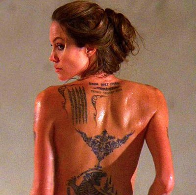 Анджелина показва множеството татуировки по гърба си