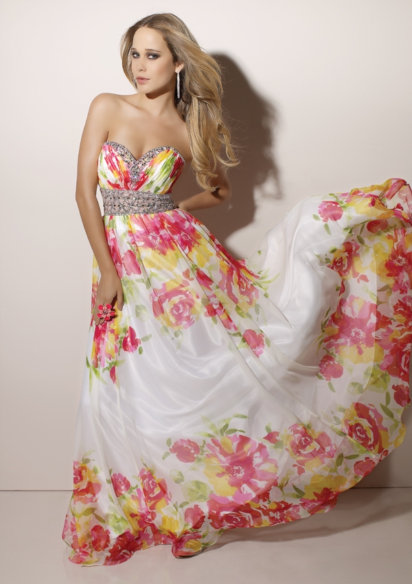 Дълга рокля без презрамки с флорални мотиви за бал 2012