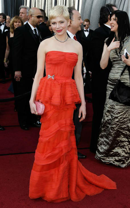 Мишел Уилямс в червена рокля без презрамки Louis Vuitton Оскари 2012