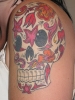 Цветна татуировка череп изрисуван с цветя