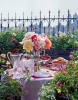 Декорация с много цветя за маса на терасата