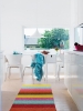Дизайн за малка бяла трапезария с цветна пътечка