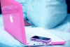 Перфектния тандем за деловата жена - Macbook и смартфон с розов протектор