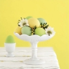 Едноцветни яйца в нежни нюанси жълто и зелено за Великден