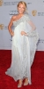 Бейк Лайвли в ефирна бяла рокля