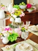 Великденска украса за масата с пипитени подложки бяло и зелено и малки гнезда с яйца