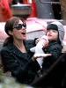 Анджелина Джоли се радва на снежинки заедно с едно от шестте си деца