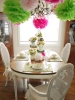 Празнична украса за трапезата на Великден с етажирани вази с цветя