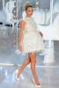 Кейт Мос представи прелестна бяла рокля с пера на ревюто на Louis Vuitton за Пролет-Лято 2012