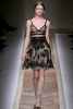 Нежна рокля телесен цвят с черна дантела от Valentino