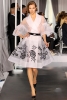 Ефирна разкроена бяла рокля с черни бродирани цветя Haute Couture на Dior за Пролет-Лято 2012