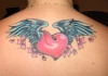 Татуировка сърце с крила на гърба под тила