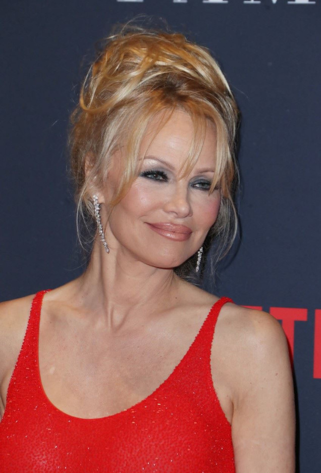 Памела Андерсън накъсан бретон