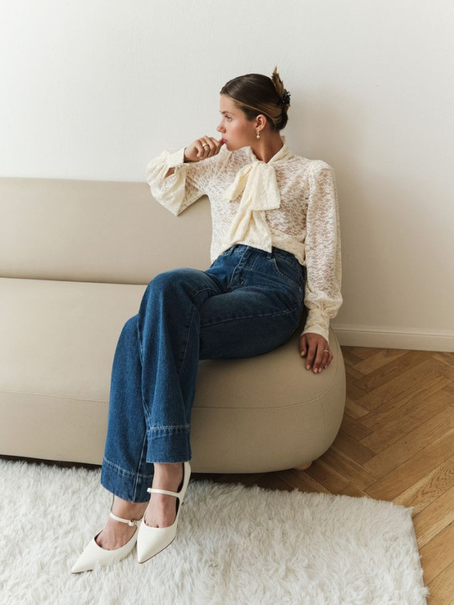 романтична блуза с панделка и дънки